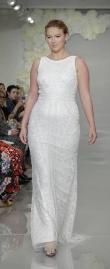 New York, ABD - 4 Ekim 2018: Theia pist pist göstermek Theia edilmesidir, Manhattan, New York gelin haftasında bir model yürür.