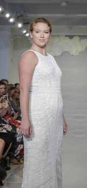 New York, ABD - 4 Ekim 2018: Theia pist pist göstermek Theia edilmesidir, Manhattan, New York gelin haftasında bir model yürür.