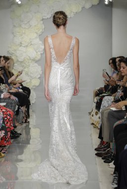 New York, ABD - 4 Ekim 2018: Theia pist pist göstermek Theia edilmesidir, Manhattan, New York gelin haftasında bir model yürür.