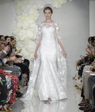 New York, ABD - 4 Ekim 2018: Theia pist pist göstermek Theia edilmesidir, Manhattan, New York gelin haftasında bir model yürür.