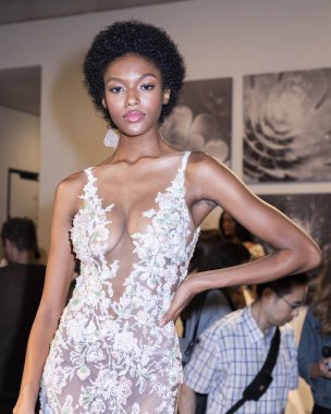 New York, Ny, Amerika Birleşik Devletleri - 6 Ekim 2018: Modeli gösterir Studio 525, Manhattan, New York gelin haftasında Atelier Pronovians 2019 sunu için elbiseler