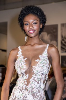 New York, Ny, Amerika Birleşik Devletleri - 6 Ekim 2018: Modeli gösterir Studio 525, Manhattan, New York gelin haftasında Atelier Pronovians 2019 sunu için elbiseler