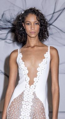 New York, Ny, Amerika Birleşik Devletleri - 6 Ekim 2018: Modeli gösterir Studio 525, Manhattan, New York gelin haftasında Atelier Pronovians 2019 sunu için elbiseler