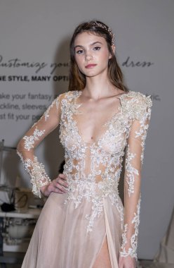 New York, Ny, Amerika Birleşik Devletleri - 6 Ekim 2018: Modeli gösterir Studio 525, Manhattan, New York gelin haftasında Atelier Pronovians 2019 sunu için elbiseler