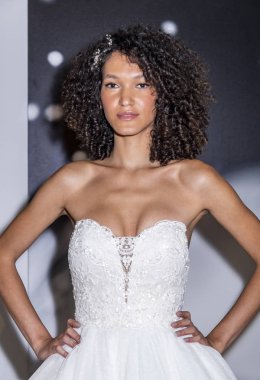 New York, Ny, Amerika Birleşik Devletleri - 6 Ekim 2018: Modeli gösterir Studio 525, Manhattan, New York gelin haftasında Atelier Pronovians 2019 sunu için elbiseler