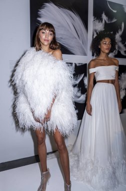 New York, Ny, Amerika Birleşik Devletleri - 6 Ekim 2018: Modeli gösterir Studio 525, Manhattan, New York gelin haftasında Atelier Pronovians 2019 sunu için elbiseler