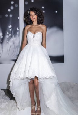 New York, Ny, Amerika Birleşik Devletleri - 6 Ekim 2018: Modeli gösterir Studio 525, Manhattan, New York gelin haftasında Atelier Pronovians 2019 sunu için elbiseler