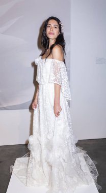 New York, Ny, Amerika Birleşik Devletleri - 6 Ekim 2018: Modeli gösterir Studio 525, Manhattan, New York gelin haftasında Atelier Pronovians 2019 sunu için elbiseler
