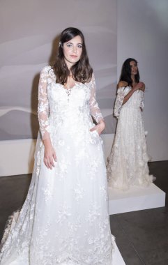 New York, Ny, Amerika Birleşik Devletleri - 6 Ekim 2018: Modeli gösterir Studio 525, Manhattan, New York gelin haftasında Atelier Pronovians 2019 sunu için elbiseler
