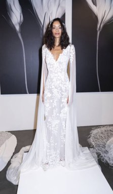 New York, Ny, Amerika Birleşik Devletleri - 6 Ekim 2018: Modeli gösterir Studio 525, Manhattan, New York gelin haftasında Atelier Pronovians 2019 sunu için elbiseler