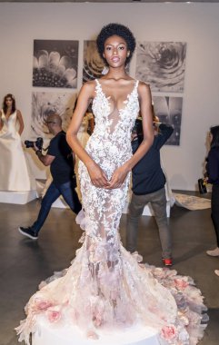 New York, Ny, Amerika Birleşik Devletleri - 6 Ekim 2018: Modeli gösterir Studio 525, Manhattan, New York gelin haftasında Atelier Pronovians 2019 sunu için elbiseler