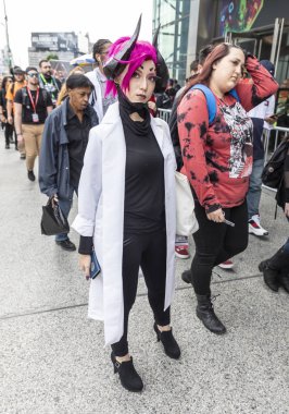 New York, Ny, Amerika Birleşik Devletleri - 4 Ekim 2018: Comic Con katılımcı pozlar Comic Con 2018, Jacob K. Javits Convention Center New York'ta sırasında kostüm. New York Comic Con bir yıllık New York City fan kongre için çizgi roman adanmış olduğunu 
