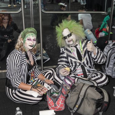 New York, Ny, Amerika Birleşik Devletleri - 5 Ekim 2018: Comic Con katılanlar poz Comic Con 2018, Jacob K. Javits Convention Center New York'ta sırasında kostümleri. New York Comic Con bir yıllık New York City fan kongre için çizgi roman adanmış olduğunu 