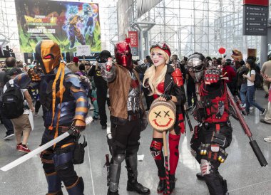 New York, Ny, Amerika Birleşik Devletleri - 5 Ekim 2018: Comic Con katılanlar poz Comic Con 2018, Jacob K. Javits Convention Center New York'ta sırasında kostümleri. New York Comic Con bir yıllık New York City fan kongre için çizgi roman adanmış olduğunu 