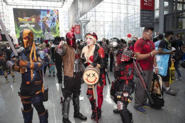 New York, Ny, Amerika Birleşik Devletleri - 5 Ekim 2018: Comic Con katılanlar poz Comic Con 2018, Jacob K. Javits Convention Center New York'ta sırasında kostümleri. New York Comic Con bir yıllık New York City fan kongre için çizgi roman adanmış olduğunu 