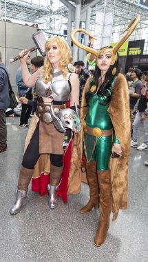 New York, Ny, Amerika Birleşik Devletleri - 5 Ekim 2018: Comic Con katılanlar poz Comic Con 2018, Jacob K. Javits Convention Center New York'ta sırasında kostümleri. New York Comic Con bir yıllık New York City fan kongre için çizgi roman adanmış olduğunu 