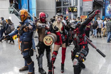 New York, Ny, Amerika Birleşik Devletleri - 5 Ekim 2018: Comic Con katılanlar poz Comic Con 2018, Jacob K. Javits Convention Center New York'ta sırasında kostümleri. New York Comic Con bir yıllık New York City fan kongre için çizgi roman adanmış olduğunu 