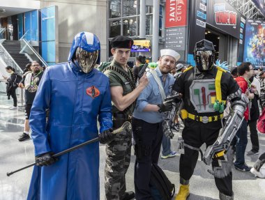 New York, Ny, Amerika Birleşik Devletleri - 5 Ekim 2018: Comic Con katılanlar poz Comic Con 2018, Jacob K. Javits Convention Center New York'ta sırasında kostümleri. New York Comic Con bir yıllık New York City fan kongre için çizgi roman adanmış olduğunu 