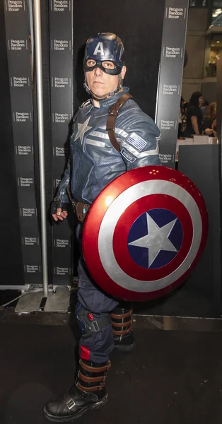 Nueva York Octubre 2018 Los Asistentes Comic Con Posan Los —  Fotos de Stock