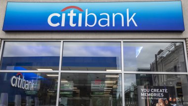 New York, Ny - 29 Aralık 2018: logo, Ny, Brooklyn, bina dış Citibank şube. Citibank olduğunu tüketici bölümü mali hizmetler çok uluslu Citigroup. 