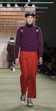 New York, Ny, Amerika Birleşik Devletleri - 4 Şubat 2019: Bir model yürür pist Todd Snyder sonbahar/kış 2019 koleksiyonunu New York moda haftası sırasında: erkekler Pier 59 Studios, Manhattan