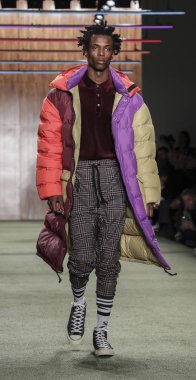 New York, Ny, Amerika Birleşik Devletleri - 4 Şubat 2019: Bir model yürür pist Todd Snyder sonbahar/kış 2019 koleksiyonunu New York moda haftası sırasında: erkekler Pier 59 Studios, Manhattan