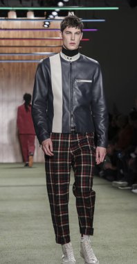 New York, Ny, Amerika Birleşik Devletleri - 4 Şubat 2019: Bir model yürür pist Todd Snyder sonbahar/kış 2019 koleksiyonunu New York moda haftası sırasında: erkekler Pier 59 Studios, Manhattan