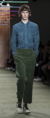 New York, Ny, Amerika Birleşik Devletleri - 4 Şubat 2019: Bir model yürür pist Todd Snyder sonbahar/kış 2019 koleksiyonunu New York moda haftası sırasında: erkekler Pier 59 Studios, Manhattan