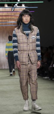 New York, Ny, Amerika Birleşik Devletleri - 4 Şubat 2019: Bir model yürür pist Todd Snyder sonbahar/kış 2019 koleksiyonunu New York moda haftası sırasında: erkekler Pier 59 Studios, Manhattan