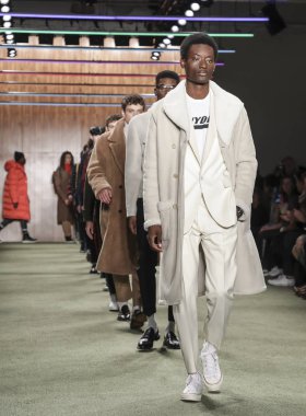 New York, Ny, Amerika Birleşik Devletleri - 4 Şubat 2019: Modelleri yürüyüş pist Todd Snyder sonbahar/kış 2019 koleksiyonunu New York moda haftası sırasında: erkekler Pier 59 Studios, Manhattan