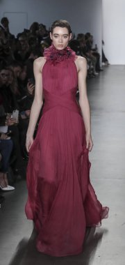 New York, Ny, Amerika Birleşik Devletleri - 7 Şubat 2019: Bir model yürür pist Pier 59 Studuos, Manhattan, New York moda haftasında Pamella Roland sonbahar/kış 2019 koleksiyonu için