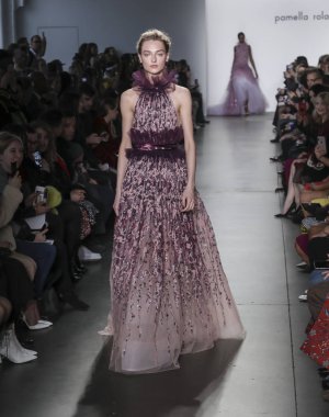 New York, Ny, Amerika Birleşik Devletleri - 7 Şubat 2019: Bir model yürür pist Pier 59 Studuos, Manhattan, New York moda haftasında Pamella Roland sonbahar/kış 2019 koleksiyonu için