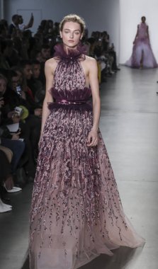 New York, Ny, Amerika Birleşik Devletleri - 7 Şubat 2019: Bir model yürür pist Pier 59 Studuos, Manhattan, New York moda haftasında Pamella Roland sonbahar/kış 2019 koleksiyonu için