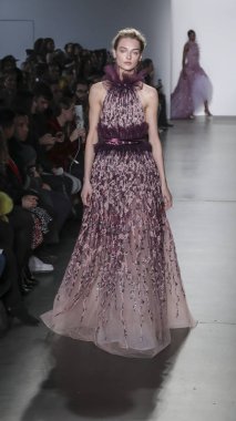 New York, Ny, Amerika Birleşik Devletleri - 7 Şubat 2019: Bir model yürür pist Pier 59 Studuos, Manhattan, New York moda haftasında Pamella Roland sonbahar/kış 2019 koleksiyonu için