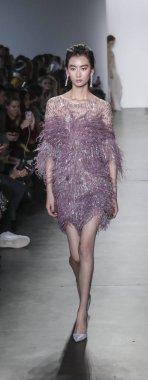 New York, Ny, Amerika Birleşik Devletleri - 7 Şubat 2019: Bir model yürür pist Pier 59 Studuos, Manhattan, New York moda haftasında Pamella Roland sonbahar/kış 2019 koleksiyonu için