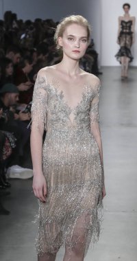 New York, Ny, Amerika Birleşik Devletleri - 7 Şubat 2019: Bir model yürür pist Pier 59 Studuos, Manhattan, New York moda haftasında Pamella Roland sonbahar/kış 2019 koleksiyonu için