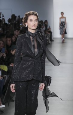 New York, Ny, Amerika Birleşik Devletleri - 7 Şubat 2019: Bir model yürür pist Pier 59 Studuos, Manhattan, New York moda haftasında Pamella Roland sonbahar/kış 2019 koleksiyonu için