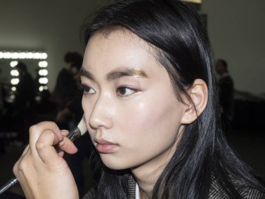 New York, Ny, Amerika Birleşik Devletleri - 7 Şubat 2019: Manken sahne arkasında Pier 59 Studuos, Manhattan, New York moda haftasında Pamella Roland sonbahar/kış 2019 koleksiyonu için hazırlar.