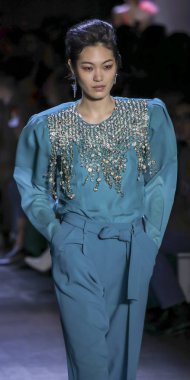 New York, Ny, Amerika Birleşik Devletleri - 10 Şubat 2019: Bir model yürür pist Prabal Gurung sonbahar/kış 2019 koleksiyonu bahar Studios, Manhattan, New York moda haftası için