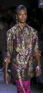 New York, Ny, Amerika Birleşik Devletleri - 10 Şubat 2019: Bir model yürür pist Prabal Gurung sonbahar/kış 2019 koleksiyonu bahar Studios, Manhattan, New York moda haftası için