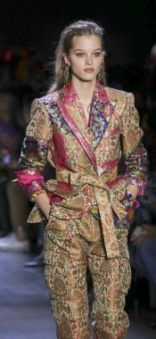 New York, Ny, Amerika Birleşik Devletleri - 10 Şubat 2019: Bir model yürür pist Prabal Gurung sonbahar/kış 2019 koleksiyonu bahar Studios, Manhattan, New York moda haftası için