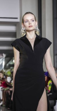 New York, Ny, Amerika Birleşik Devletleri - 9 Şubat 2019: Bir model yürür pist Top of Rock'tan New York Moda Haftası sırasında Christian Siriano sonbahar/kış 2019 koleksiyonu için Manhattan