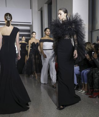 New York, Ny, Amerika Birleşik Devletleri - 9 Şubat 2019: Modelleri yürüyüş pist Top of Rock'tan New York Moda Haftası sırasında Christian Siriano sonbahar/kış 2019 koleksiyonu için Manhattan
