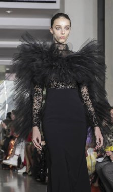 New York, Ny, Amerika Birleşik Devletleri - 9 Şubat 2019: Bir model yürür pist Top of Rock'tan New York Moda Haftası sırasında Christian Siriano sonbahar/kış 2019 koleksiyonu için Manhattan