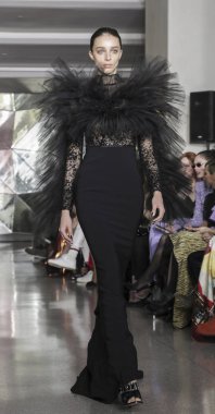 New York, Ny, Amerika Birleşik Devletleri - 9 Şubat 2019: Bir model yürür pist Top of Rock'tan New York Moda Haftası sırasında Christian Siriano sonbahar/kış 2019 koleksiyonu için Manhattan