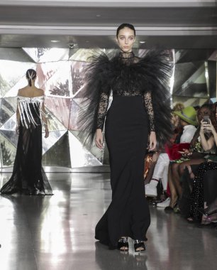 New York, Ny, Amerika Birleşik Devletleri - 9 Şubat 2019: Bir model yürür pist Top of Rock'tan New York Moda Haftası sırasında Christian Siriano sonbahar/kış 2019 koleksiyonu için Manhattan