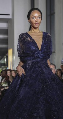 New York, Ny, Amerika Birleşik Devletleri - 9 Şubat 2019: Bir model yürür pist Top of Rock'tan New York Moda Haftası sırasında Christian Siriano sonbahar/kış 2019 koleksiyonu için Manhattan