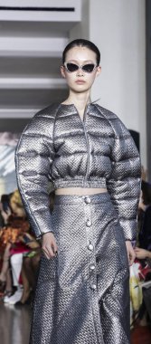 New York, Ny, Amerika Birleşik Devletleri - 9 Şubat 2019: Bir model yürür pist Top of Rock'tan New York Moda Haftası sırasında Christian Siriano sonbahar/kış 2019 koleksiyonu için Manhattan