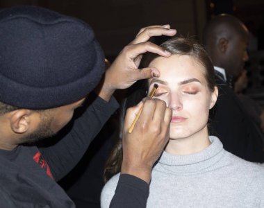 New York, Ny, Amerika Birleşik Devletleri - 11 Şubat 2019: Manken sahne arkasında Cipriani 42nd Street, Manhattan, New York moda haftasında Dennis Basso sonbahar/kış 2019 koleksiyonu için hazırlar.