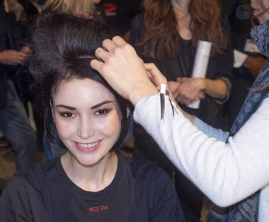 New York, Ny, Amerika Birleşik Devletleri - 11 Şubat 2019: Manken sahne arkasında Cipriani 42nd Street, Manhattan, New York moda haftasında Dennis Basso sonbahar/kış 2019 koleksiyonu için hazırlar.